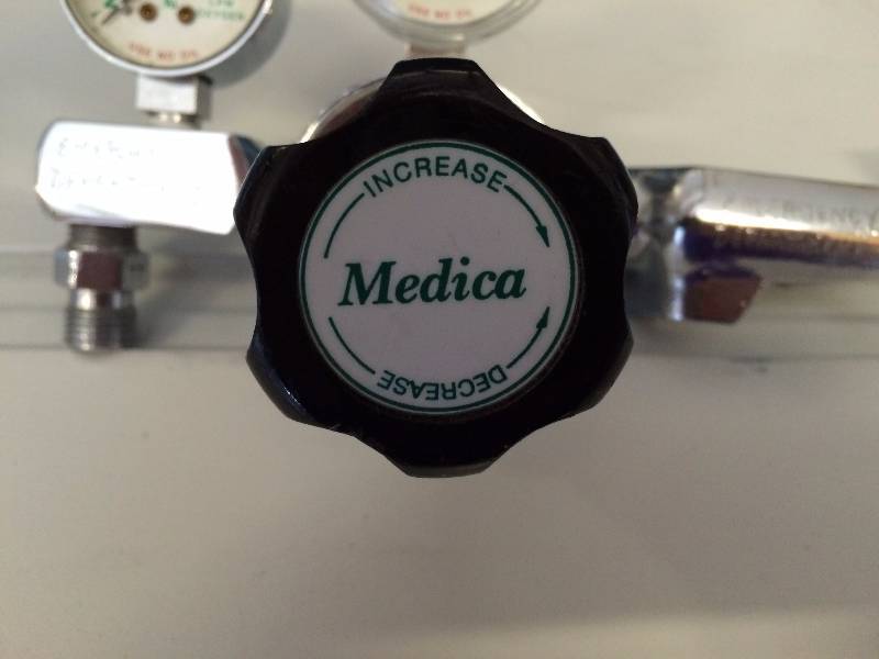 lot 82 image: Medica Oxygen Regulator and Gauge