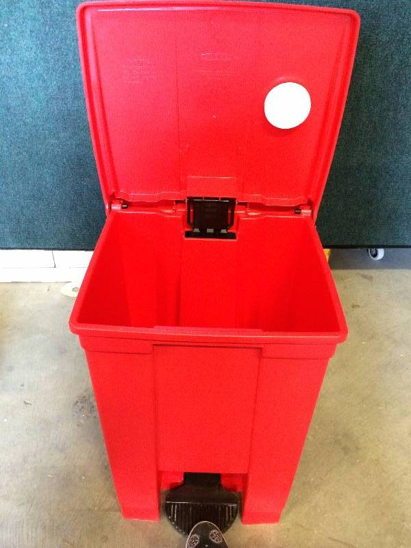 lot 35 image: Heavy Duty Rubbermaid Foot Flip Top Garbage OR Storage Tote - Excellent