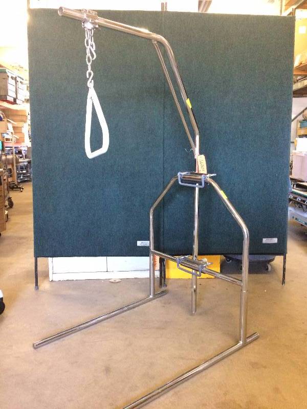 lot 103 image: Retails New $350 INVACARE OFFSET TRAPEZE BAR WITH INVACARE FLOOR STAND HELPS PATIENTS CHANGE POSITIONS WHILE IN BED & TO TRANSFER FROM BED TO CHAIR EXCELLENT CONDITION