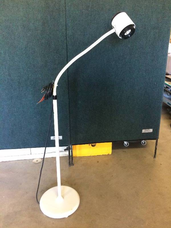lot 112 image: Retails Used $250.00 Stationary Gooseneck Brewer Professional Products 16100 Arched Adjustible Medical Exam Multi-faceted Reflector Light Lamp - Excellent Condition - WhiteBlack