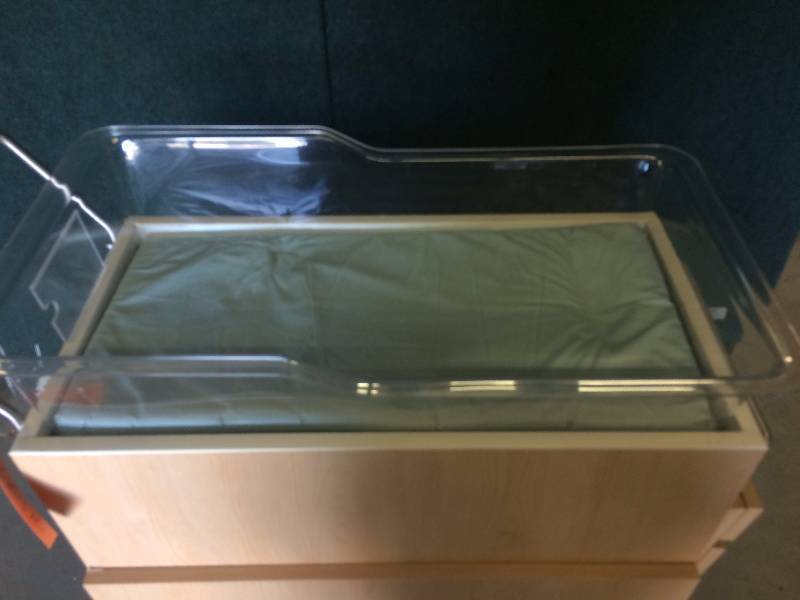 lot 2 image: Retails New $1500 Baby Crib Mobile Room To Room Bassinet Infant Newborn Medical Hospital Nursery Cart Bed Wood Grain Cradle Bedroom Impact Resistant Acrylic Tub 2 Self Closing Drawers  Excellent Condition