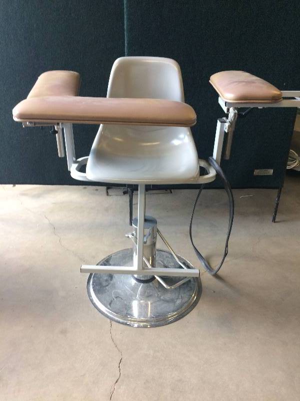 lot 9 image: Retails New $1000 Retro Cool MCM Herman Miller Style Molded Shell Barber Salon Style Height Adjustable Phlebotomy Blood Draw Manicure Tattoo Ink Henna Chair - Excellent Condition