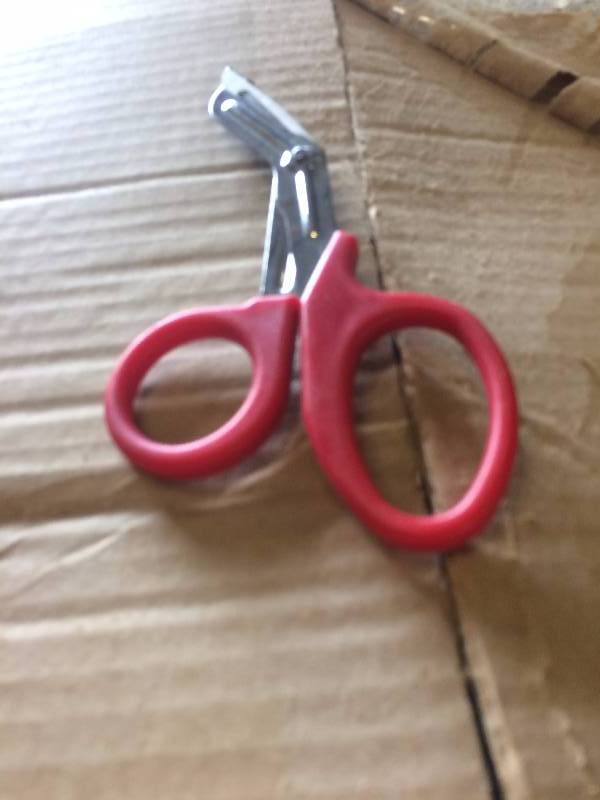 lot 16 image: 1 Case Hundreds Of Curved Medical Bandage Hospital First Aid Scissors Nurse EMT Utility Shears Paramedic Emergency - New