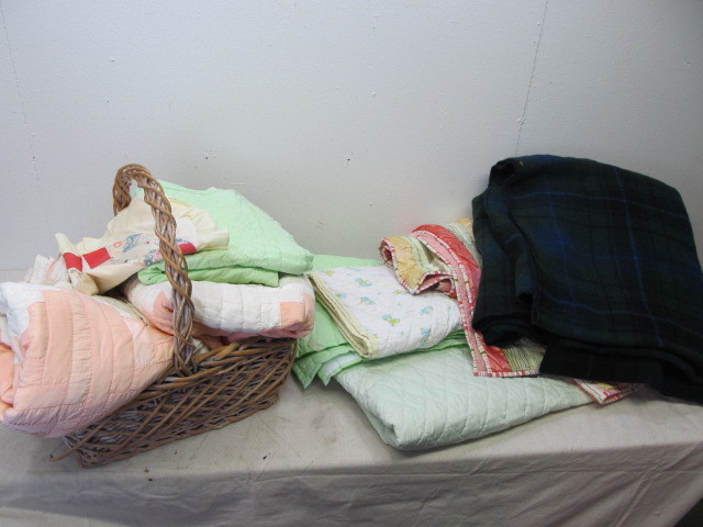lot 29 image: Lot of Vintage Quilts Blanket Sets etc