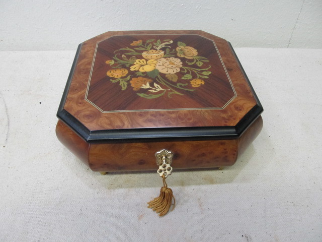 lot 30 image: Beautiful Inlaid SORRENTO Music Box