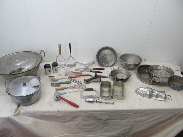 lot 35 image: Large Lot of Kitchen Collectibles