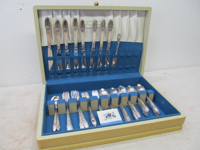 lot 41 image: Set of Rogers Flatware wWood Display Case