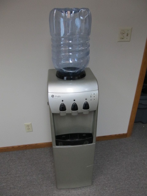 lot 62 image: WORKING GE Water &nbspCooler wFridge
