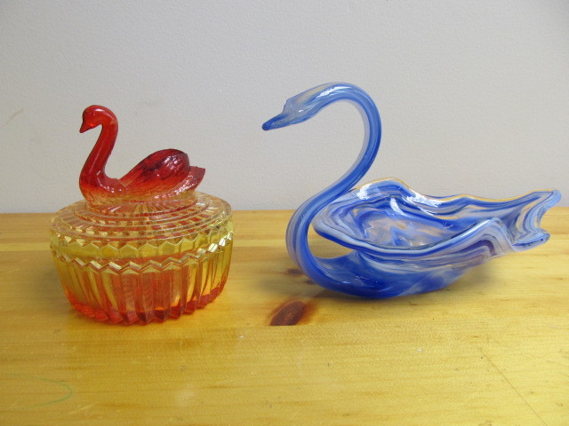 lot 69 image: 2 vintage Glass Swan Bowls