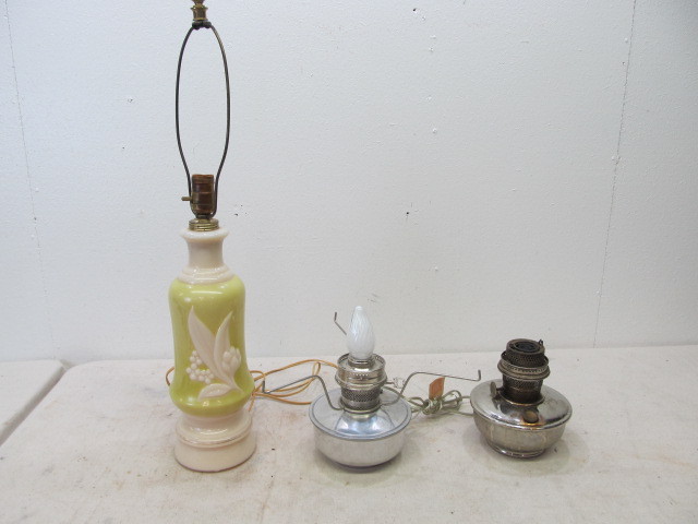 lot 73 image: 3 Vintage ALADDIN Lamps