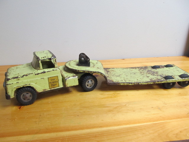 lot 4 image: Vintage Green TONKA State Hi-Way Lowboy Truck