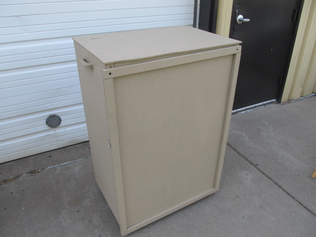 lot 103 image: Large Rolling Garage Tool Storage Cabinet
