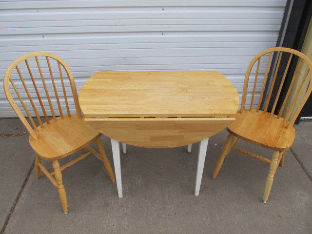 lot 104 image: Round Drop-Leaf Table wChairs