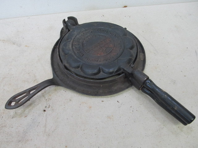 lot 121 image: Antique Griswold  Western Importing Cast Iron Waffle Maker