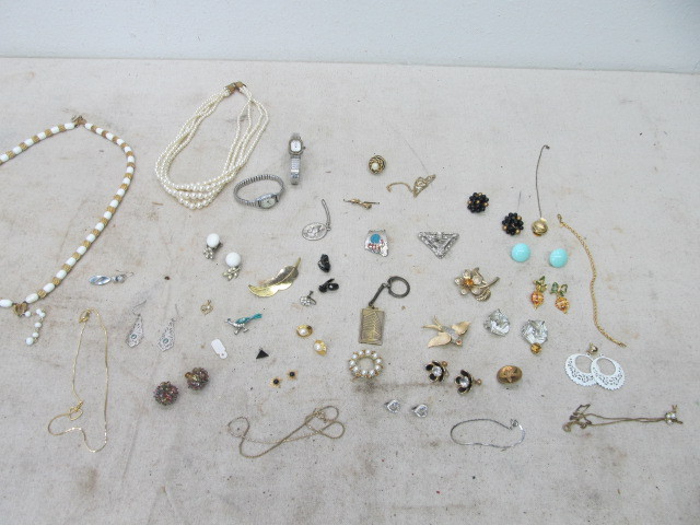 lot 129 image: Lot of Misc Vintage Costume Jewelry