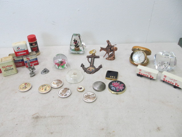 lot 132 image: Lot of Misc Vintage Collectibles Paperweights etc