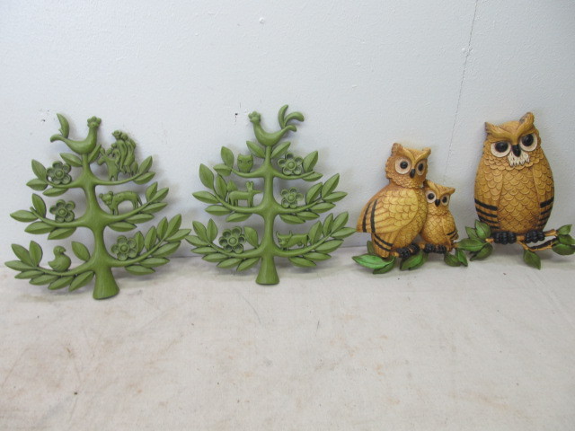 lot 133 image: 2 Sets of Vintage Syroco etc Wall Hangings