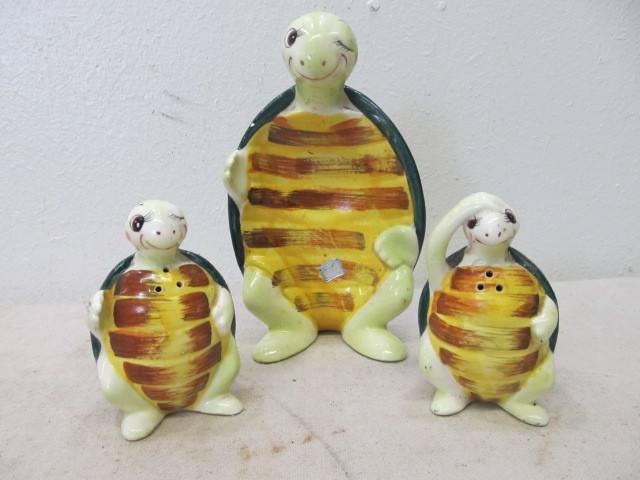 lot 136 image: 1950s Enesco Salt & Pepper Shaker & Holder
