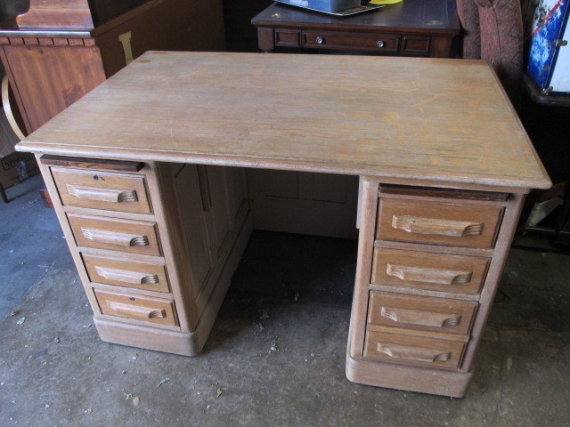 lot 142 image: Antique Oak Kneehole Desk