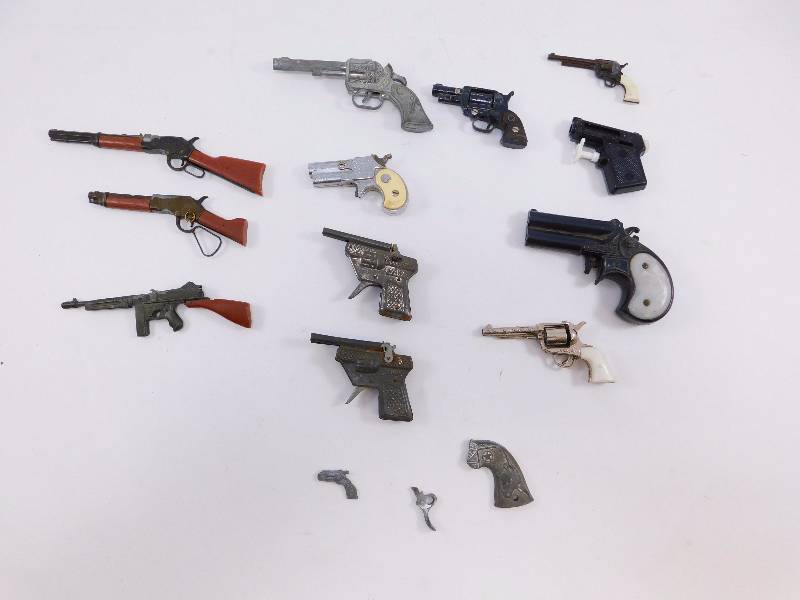 lot 4 image: Lot of Vintage Mini-Pistol Cap Guns