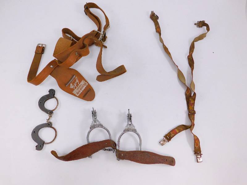 lot 5 image: Lot of Vintage Kids Items