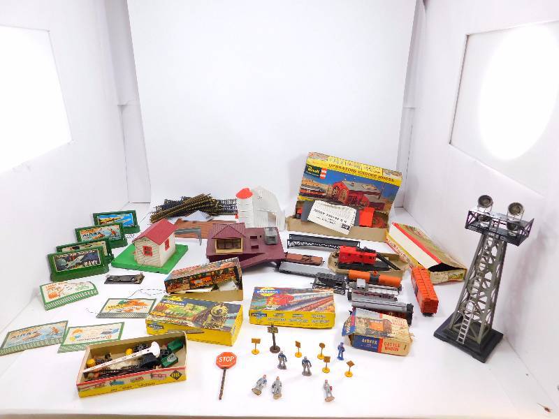 lot 6 image: Lot of Vintage ToyModel Trains & Accessories - Athearn, Plasticville, Lionel