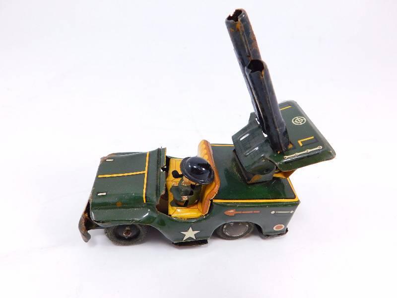 lot 26 image: Vintage Tin Litho Army JeepAnti-Aircraft