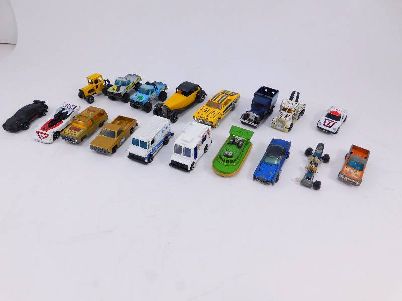lot 33 image: Lot of Matchbox and Hot Wheels Cars