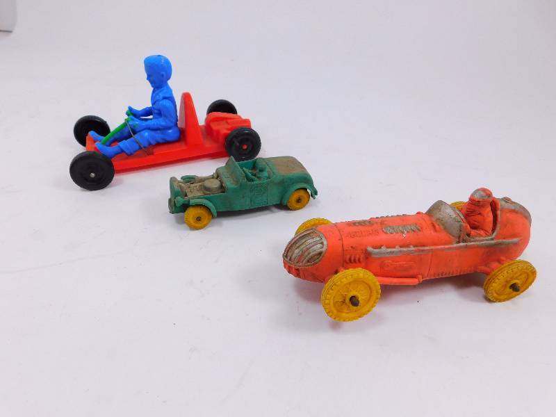 lot 38 image: Lot of Vintage Rubber & Plastic Toys - Auburn & Aurora
