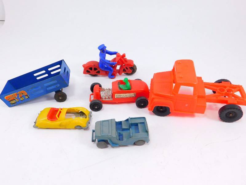 lot 56 image: Lot of random Vintage plastic and metal toy vehicles