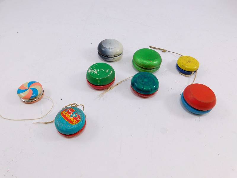 lot 65 image: Vintage Yo-Yos