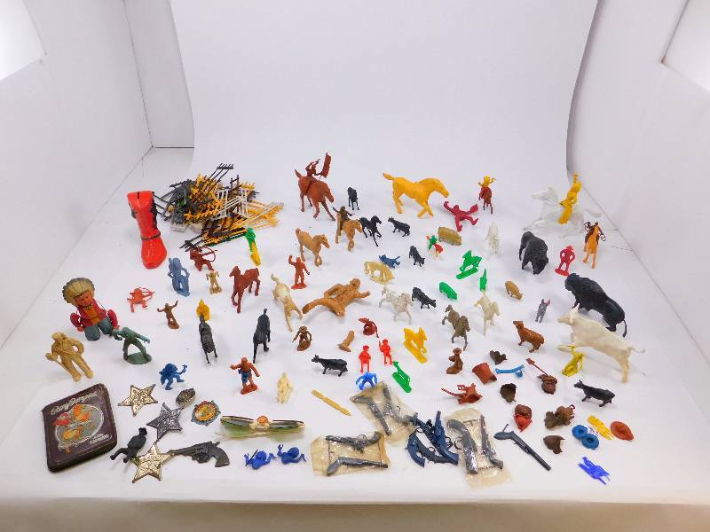 lot 73 image: Lot of Vintage Horses, Cowboys, and Cattle Toys