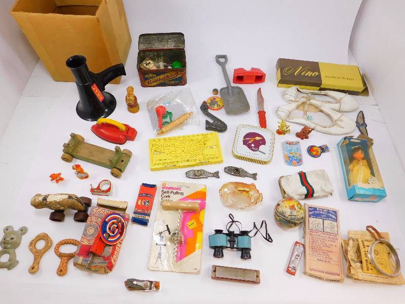lot 74 image: Lot of Various Vintage Toys