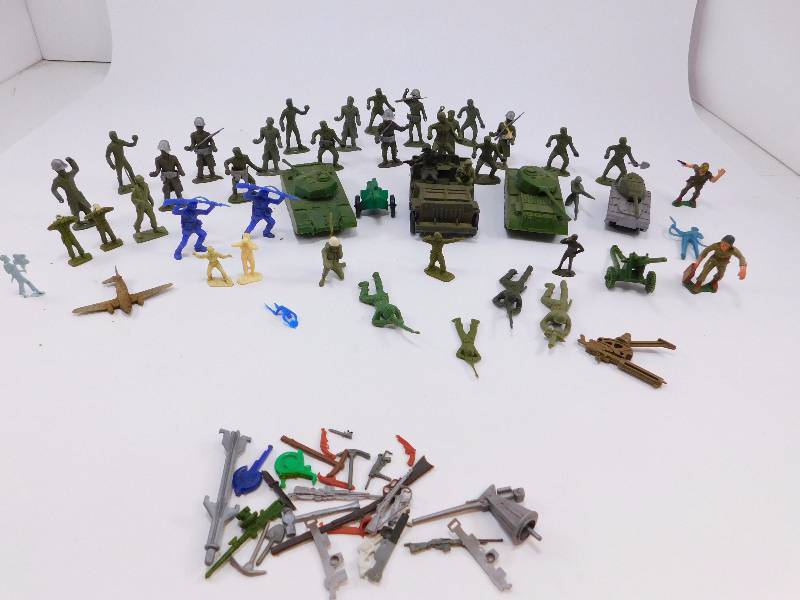 lot 76 image: Lot of Vintage Army MenToys