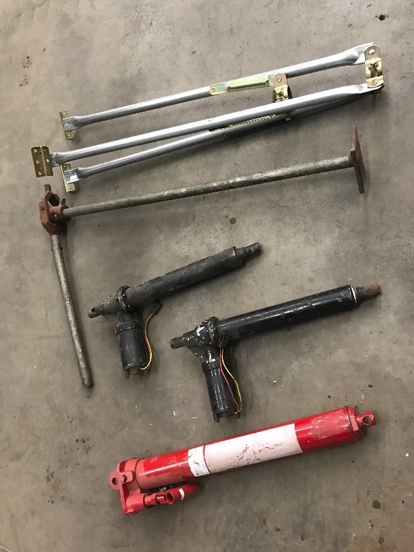 lot 28 image: Lot Of Tri-Pod Stand, Hand-Pump Cy...