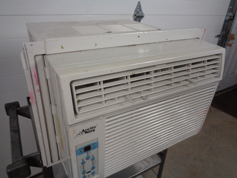 lot 14 image: Large Window Air Conditioner
