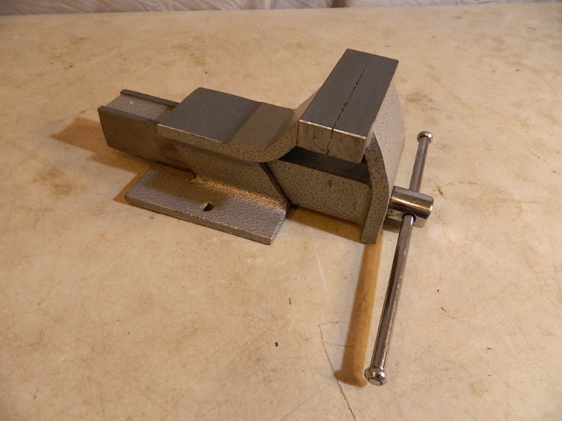 lot 26 image: New Bench Vise
