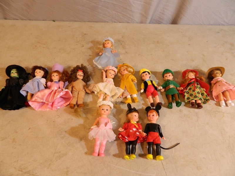 lot 60 image: 14 Madame Alexander Dolls