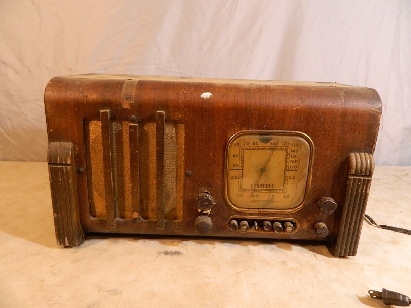 lot 61 image: Very Cool Old Coronado Stereo