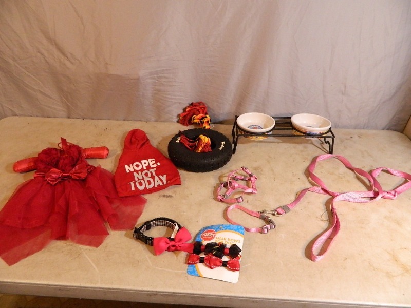 lot 108 image: Pet Items