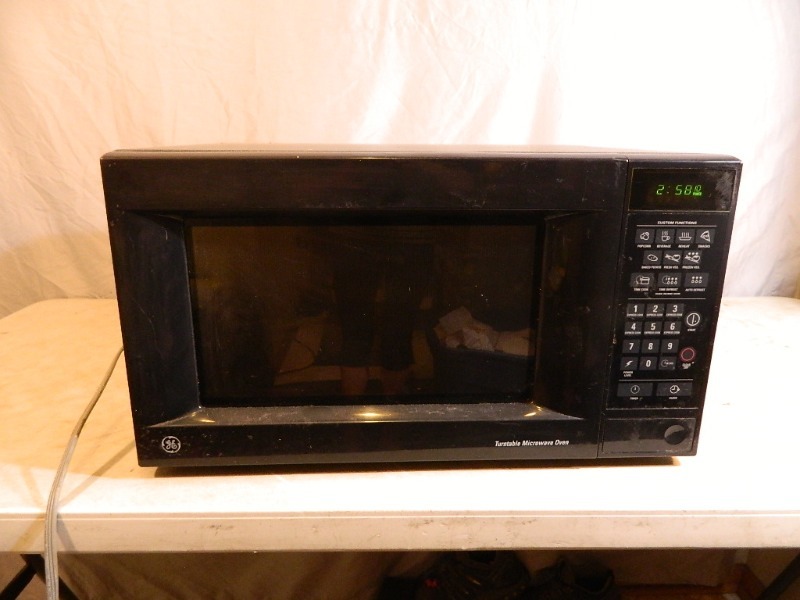 lot 115 image: GE Carousel Microwave