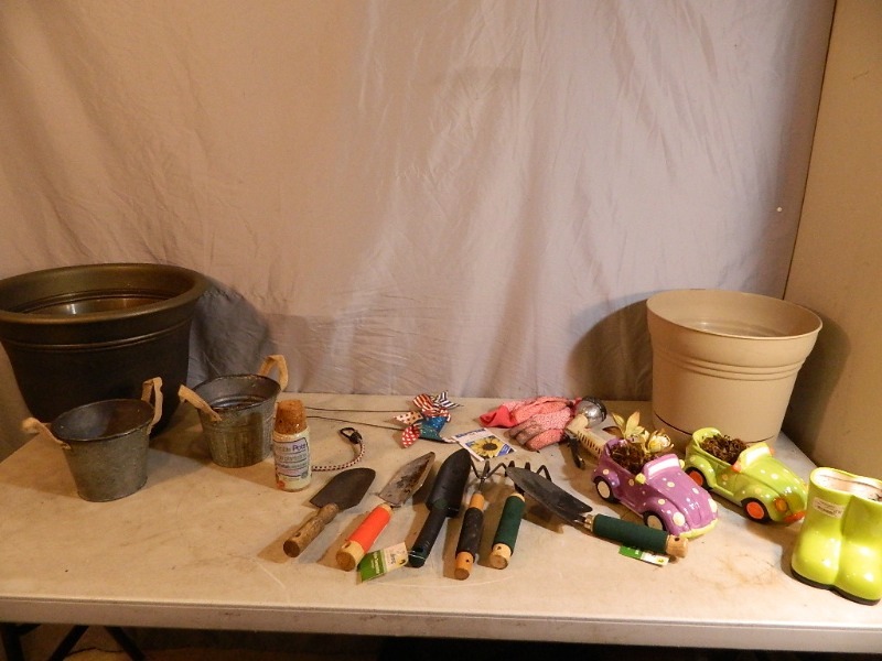lot 117 image: Gardening Items