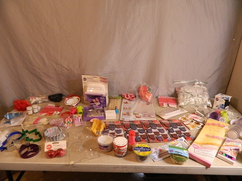 lot 124 image: CupcakeCakeCandy Decorating Items