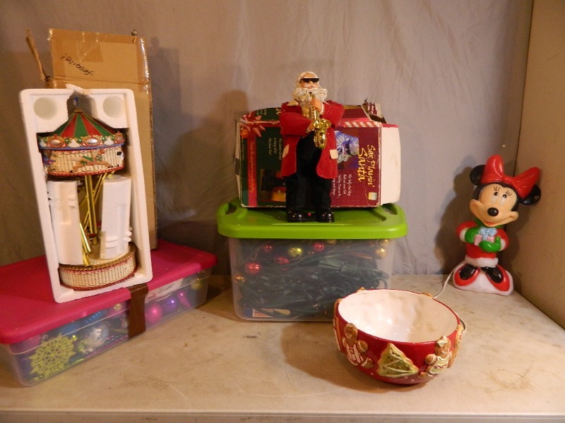 lot 144 image: Holiday Decor with Totes