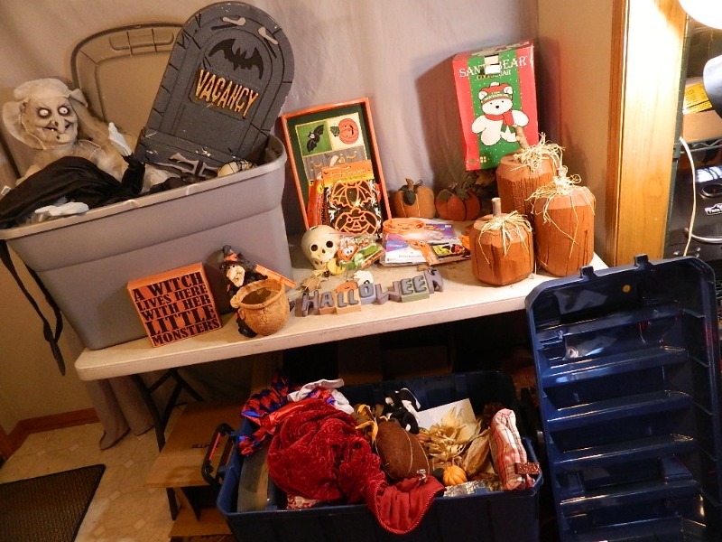 lot 152 image: Totes and HalloweenFall Decor and More