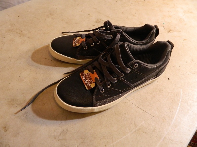 lot 158 image: New Pair of Mens Skechers