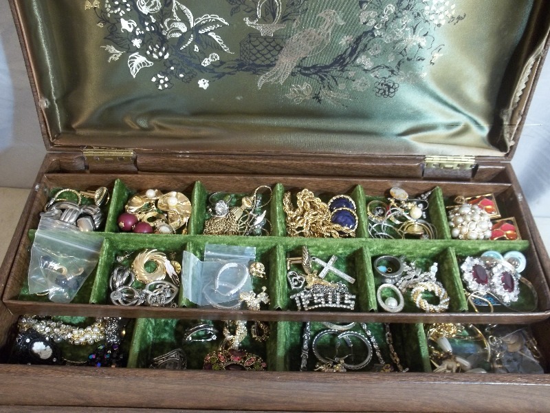 lot 6 image: Jewelry Box Full of Jewlery