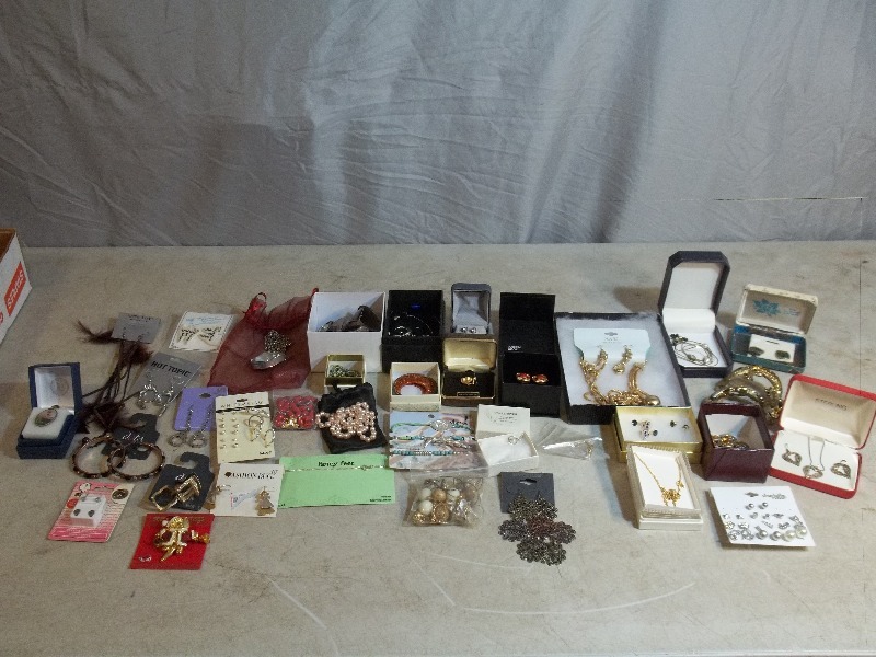 lot 20 image: Estate Jewlery
