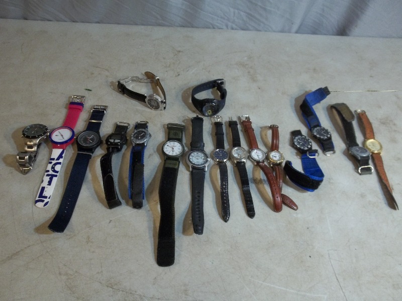 lot 21 image: Watches