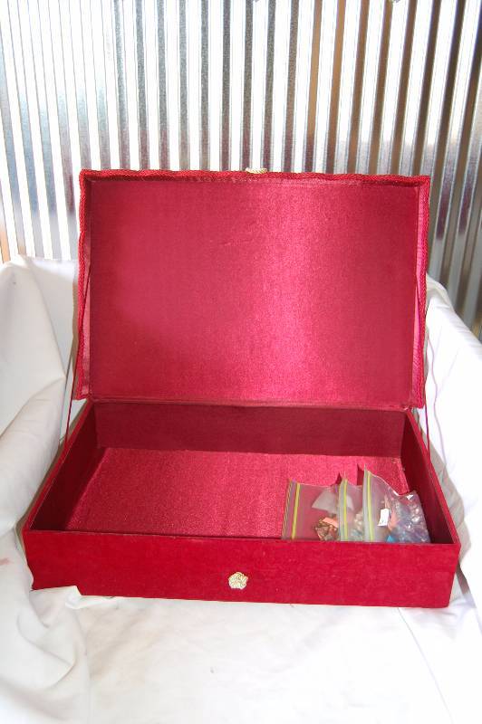 lot 8 image: Jewlery Case with Jewlery